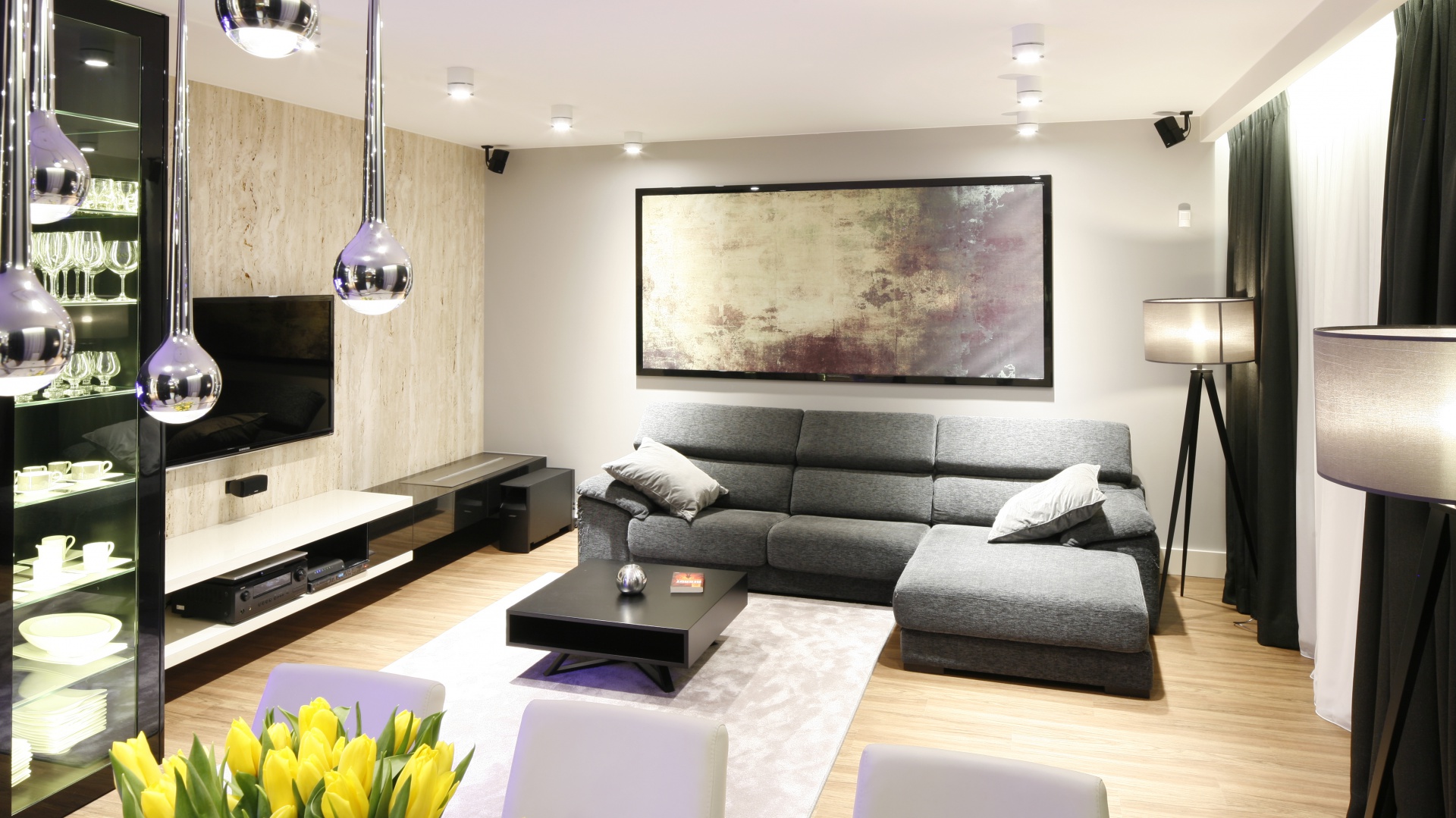 Przestronny salon urządzono w ciepłej palecie barw. Dominują tu beże i brązy. Luksusowy charakter aranżacji wydobywają naturalne materiały - kamień i drewno. Projekt: Monika i Adam Bronikowscy. Fot. Bartosz Jarosz.