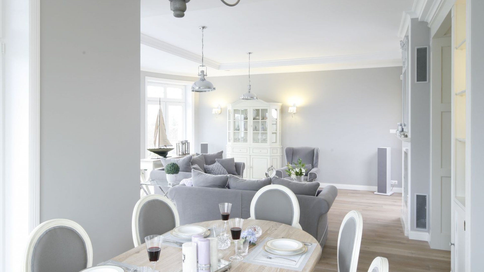 Dużą jadalnię urządzono w pomieszczeniu wpasowanym pomiędzy salon i kuchnię. Projekt: Maciejka Peszyńska-Drews. Fot. Bartosz Jarosz.