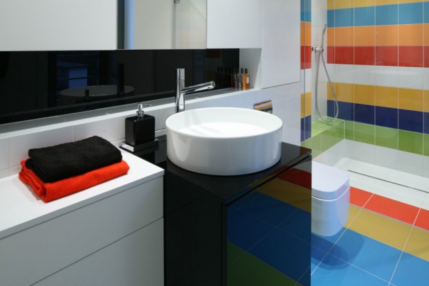 Modne pomysły architektów na kolorową łazienkę