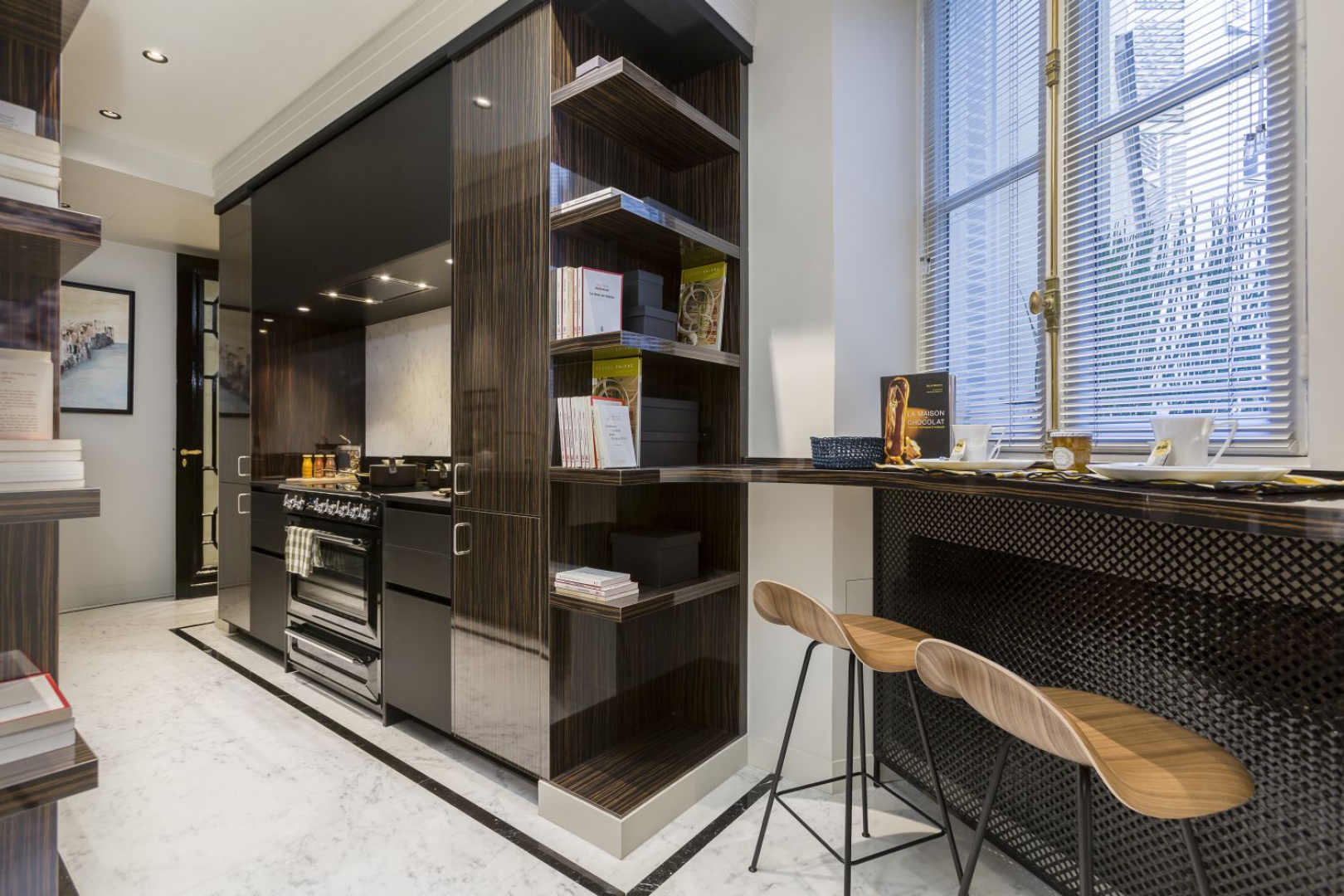 Piekarnik marki Smeg utrzymany w stylu retro nadaje kuchni domową, przytulną atmosferę. Projekt: Gerard Faivre Paris.