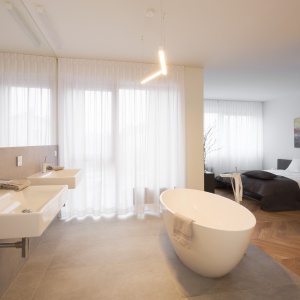 Sypialnię master otwarto na przestronny salon kąpielowy z elegancką wolno stojącą wanną. Fot. Nickel Development