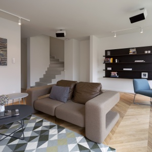 Wnętrze domu urządzono w oszczędnym, nowoczesnym stylu. Minimalizm aranżacji uzupełniają geometryczne motywy. Fot. Nickel Development