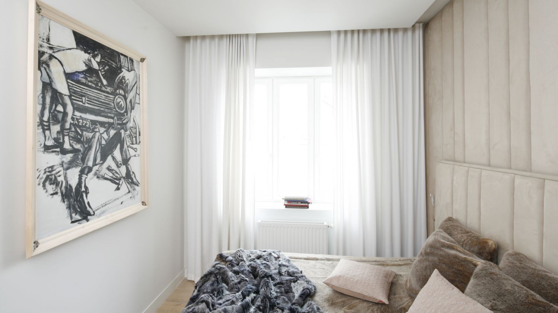 Achromatyczne, chłodne powierzchnie ustąpiły miejsca miękkim tkaninom i obiciom utrzymanym w ciepłych, łagodnych barwach. Projekt: Małgorzata Muc, Joanna Scott. Fot. Bartosz Jarosz