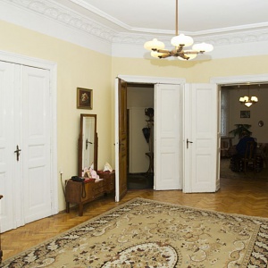 Typowe dla mieszkań w starych kamienicach podwójne drzwi łączące salon z innymi pomieszczeniami zostały zachowane również w odremontowanym salonie. Fot. Iwona Kurkowska