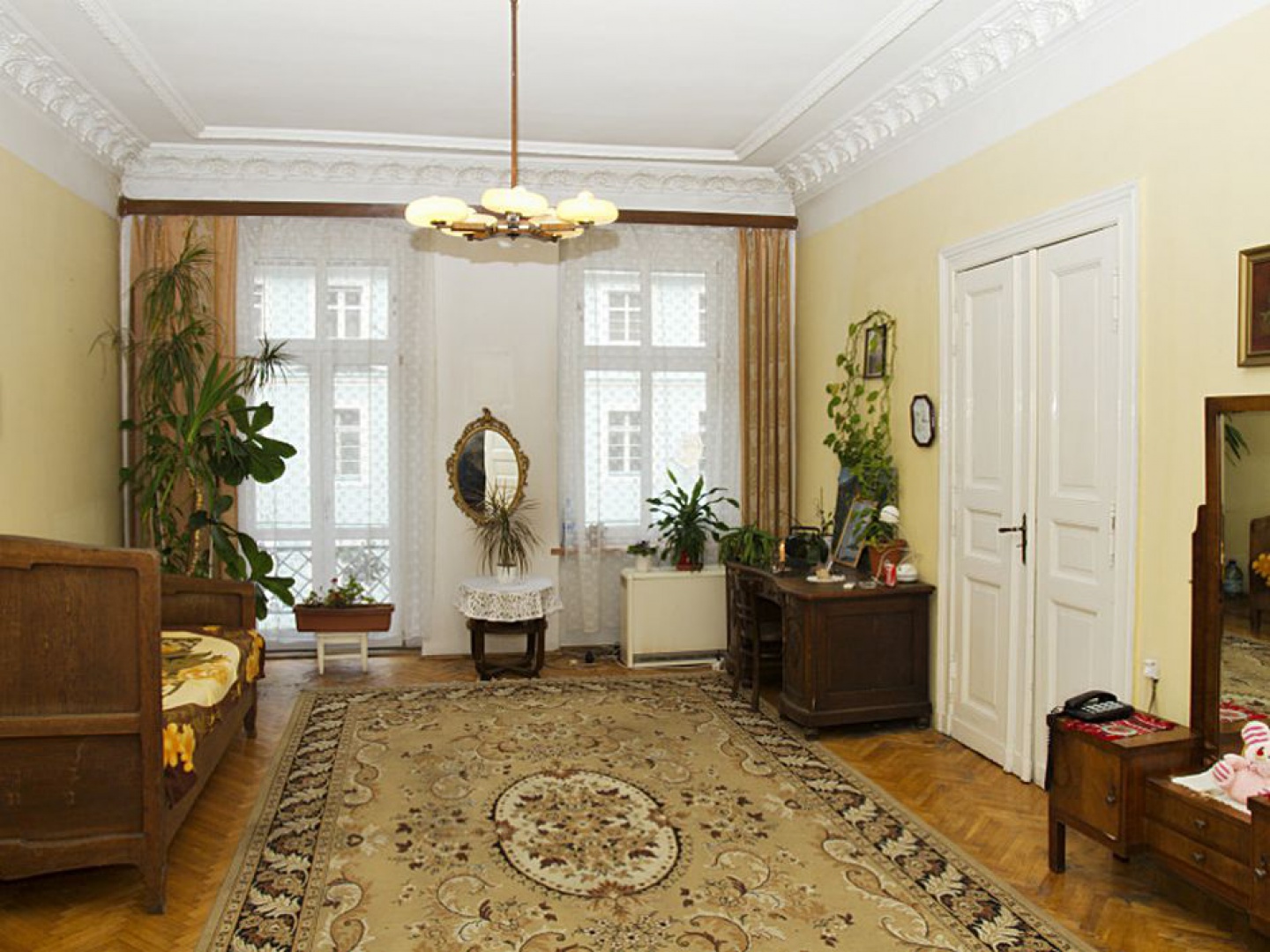 W salonie przed remontem podłogę pokrywa duży, klasyczny dywan. Fot. Iwona Kurkowska