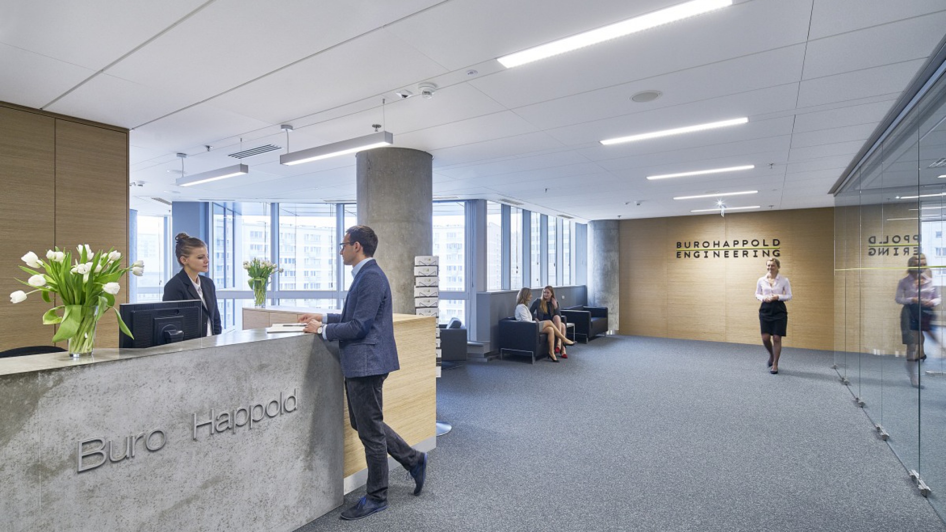 Na 6 piętrze budynku gości wita przestrzenna recepcja. Fot. BuroHappold Engineering 