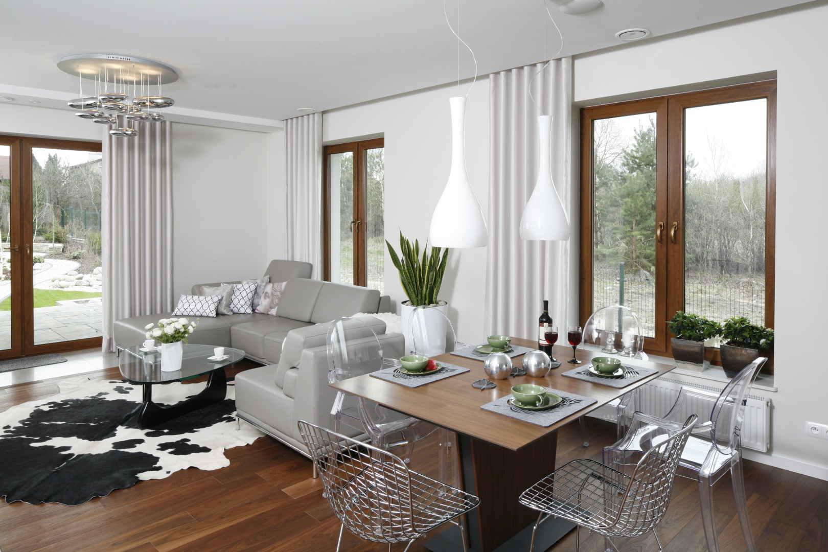 Elegancki salon z jadalnią urządzono w szarościach. Szyku dodają efektowne dodatki. Projekt: Piotr Stanisz. Fot. Bartosz Jarosz