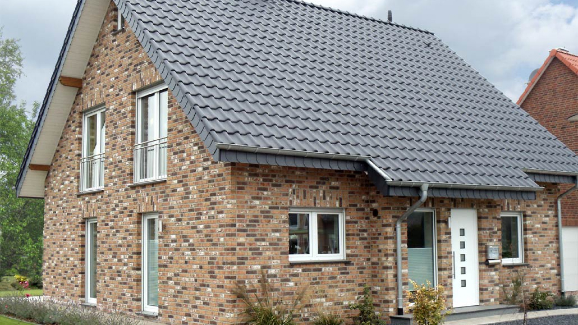 Modny dach: postaw na dachówkę ceramiczną