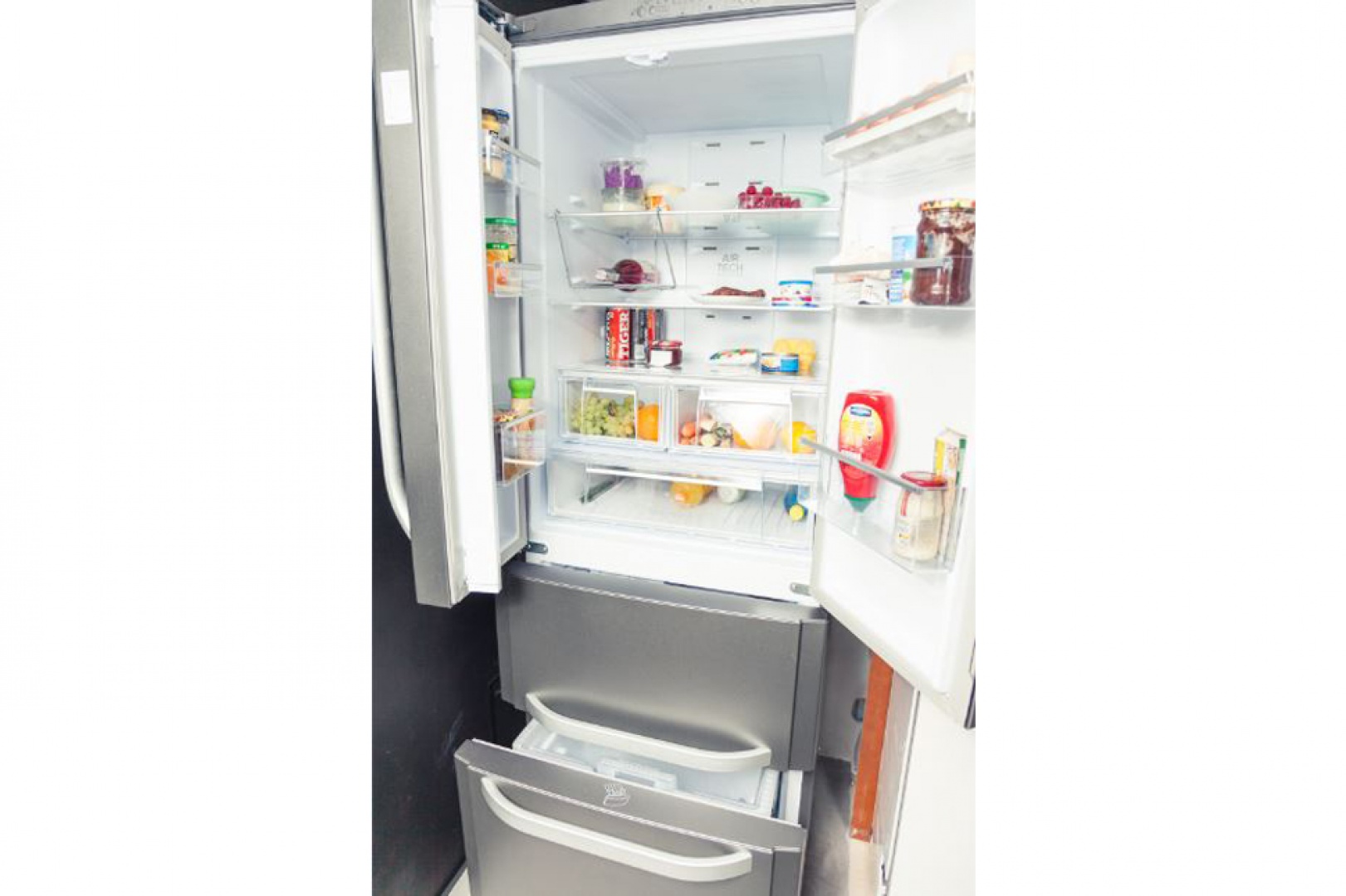 Marka Hotpoint z myślą o rodzinach stworzyła specjalny czterodrzwiowy model lodówki E4D AA SB C. Niewątpliwie jego cechą charakterystyczną jest oryginalny i przyciągający wzrok design. Fot. Hotpoint