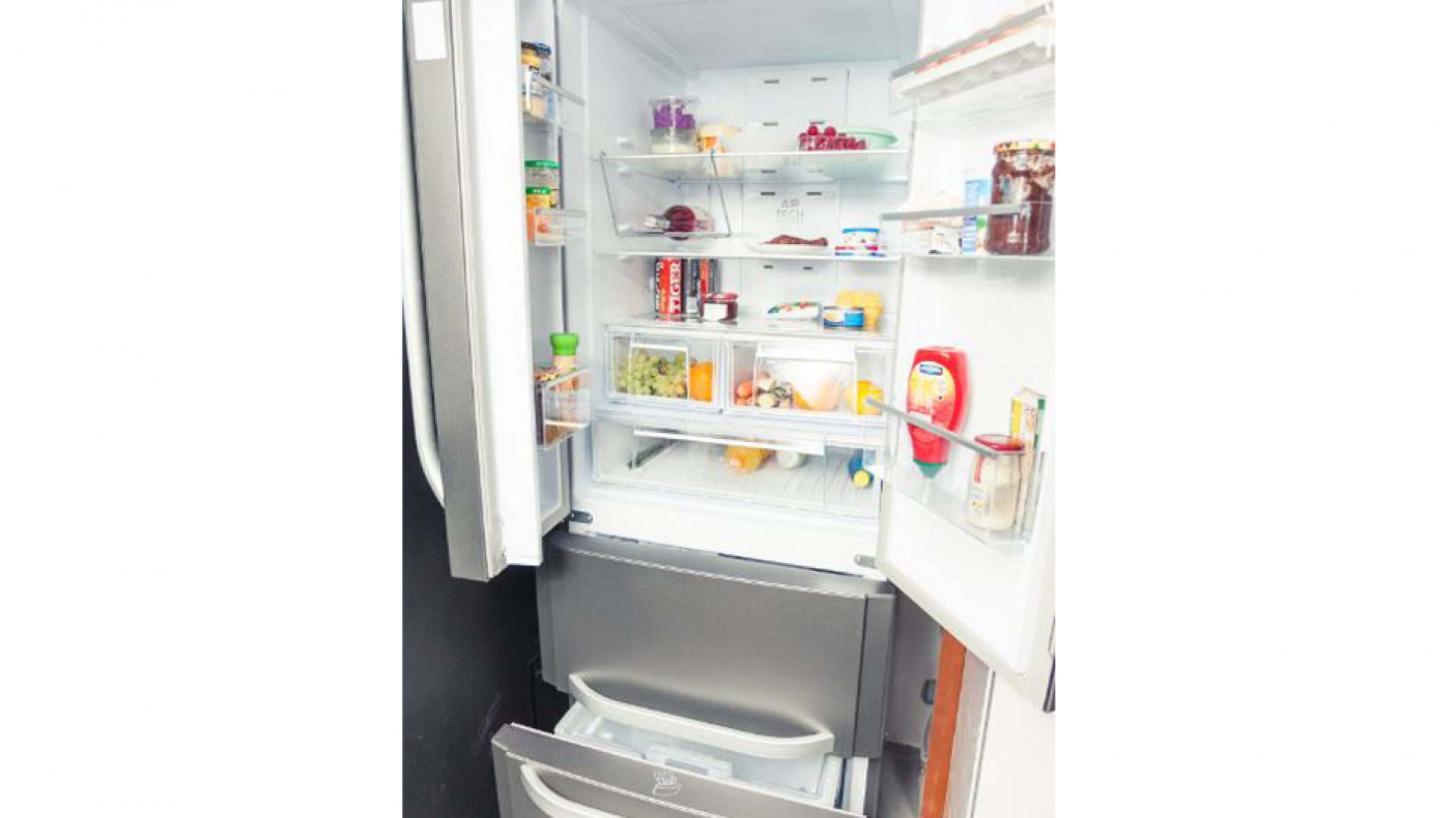 Marka Hotpoint z myślą o rodzinach stworzyła specjalny czterodrzwiowy model lodówki E4D AA SB C. Niewątpliwie jego cechą charakterystyczną jest oryginalny i przyciągający wzrok design. Fot. Hotpoint