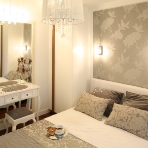 Lustra optycznie powiększają wnętrze małej sypialni. Projekt: Małgorzata Mazur. Fot. Bartosz Jarosz