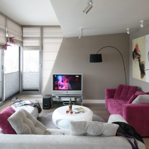 Salon ma charakter nowoczesny, ale nie brakuje w nim elementów stylu glamour jak np. różowe kanapy. Projekt: Małgorzata Borzyszkowska. Fot. Bartosz Jarosz