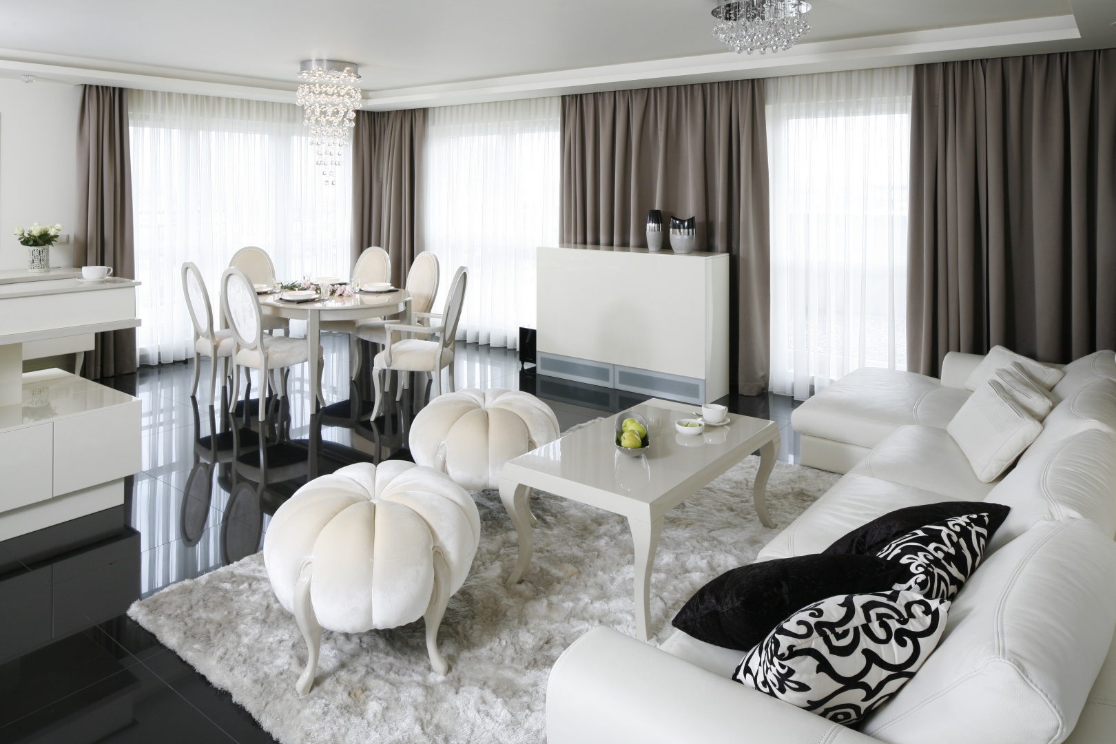 Niezwykle elegancki, biały salon w stylu glamour z efektownymi meblami i dodatkami. Projekt: Katarzyna Uszok. Fot. Bartosz Jarosz