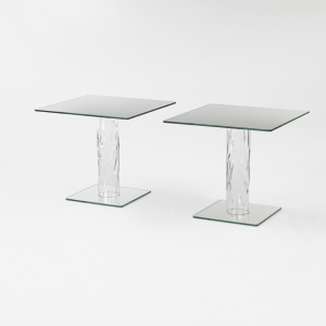 Kwadratowe stoły Narcissus z blatem z transparentnego szkła o grubości 16 mm. Blat z lustrzaną podstawą łączy noga wykonana z szkła borokrzemowego, które jest ręcznie formowane. Jej nieregularny kształt jest dzięki temu za każdym razem niepowtarzalny. Projekt: Naoto Fukusawa. Fot. Glas Italia