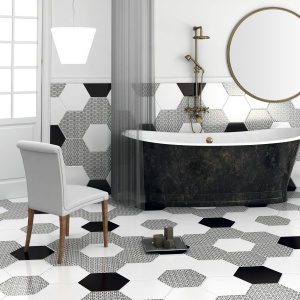 Najpopularniejszym zastosowaniem sześciokątów są heksagonalne płytki ceramiczne. Tutaj w monochromatycznej eleganckiej łazience. Fot. Ceranosa