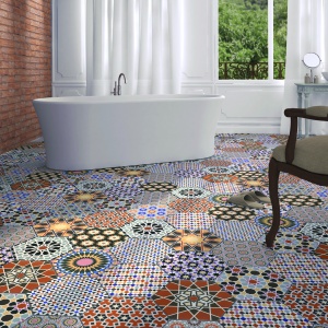 Kolorowy patchwork zyskał formę barwnych sześciokątów układających się w mozaikową całość niczym plastry miodu. Fot. Realonda
