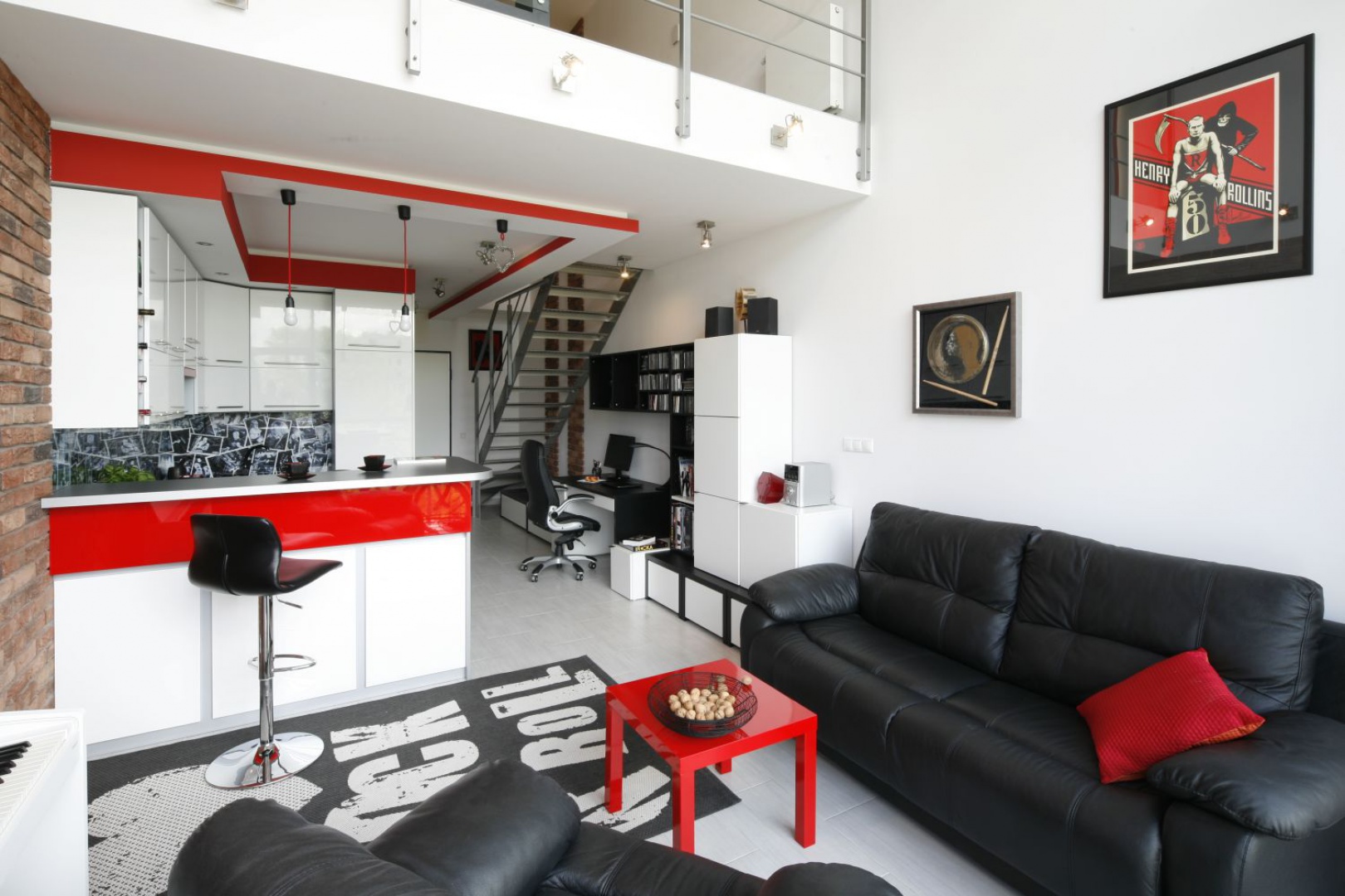 Salon z aneksem w mieszkaniu typu loft: w roli akcentu dekoracyjnego wystąpiła czerwień. Projekt: Monika Olejnik. Fot. Bartosz Jarosz