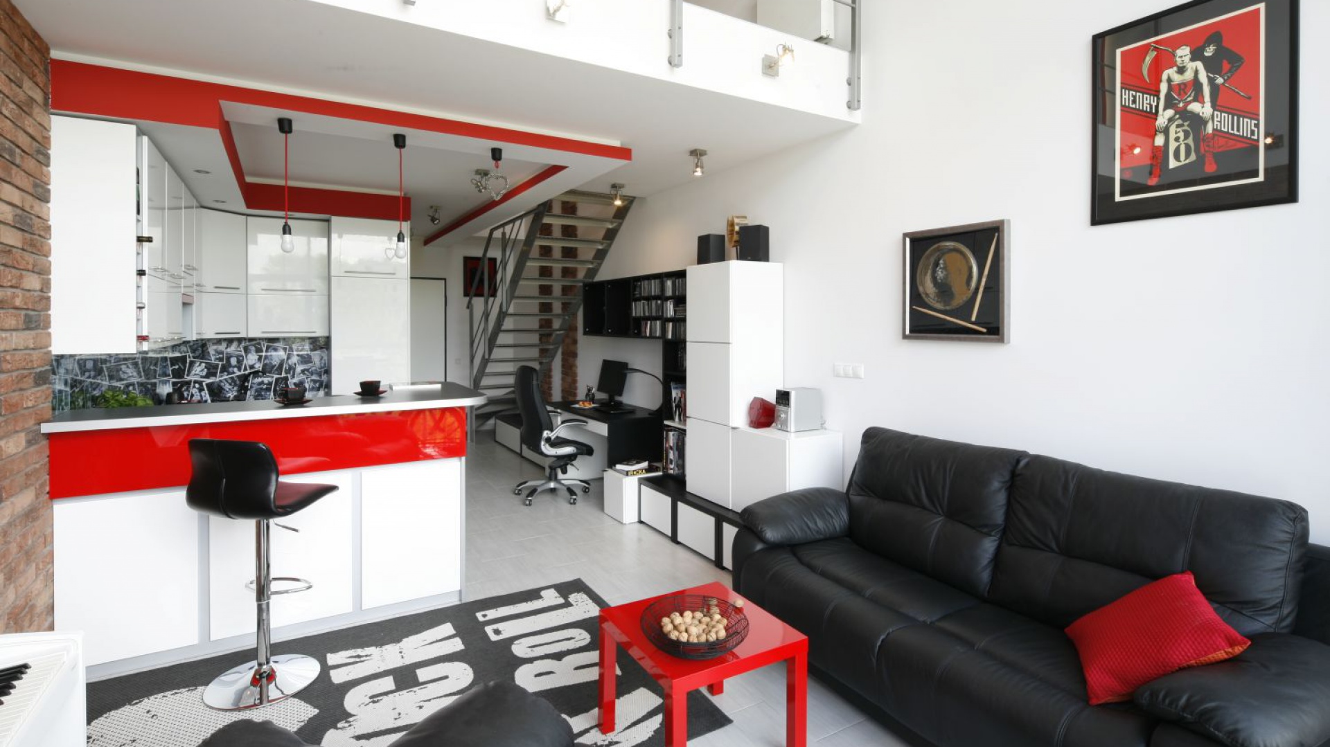 Salon z aneksem w mieszkaniu typu loft: w roli akcentu dekoracyjnego wystąpiła czerwień. Projekt: Monika Olejnik. Fot. Bartosz Jarosz
