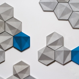 Dekoracyjne płyty betonowe mają formę sześciokątów z ciekawą, geometryczną fakturą 3D. Fot. Morgan & Moeller