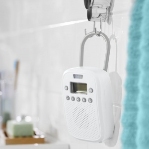 Radio łazienkowe wyposażone jest w zintegrowany czujnik ruchu, który sprawia, że włącza się za każdym razem gdy ktoś wchodzi do łazienki. Cena: ok. 180 zł. Fot. Tchibo