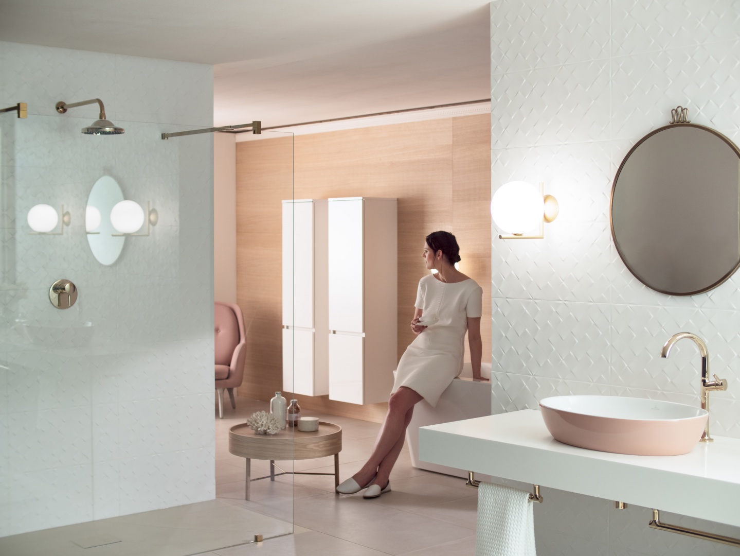 Gesa Hansen w łazience z umywalką, dla której stworzyła swoją koncepcję. Fot. Villeroy & Boch