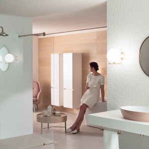 Gesa Hansen w łazience z umywalką, dla której stworzyła swoją koncepcję. Fot. Villeroy & Boch