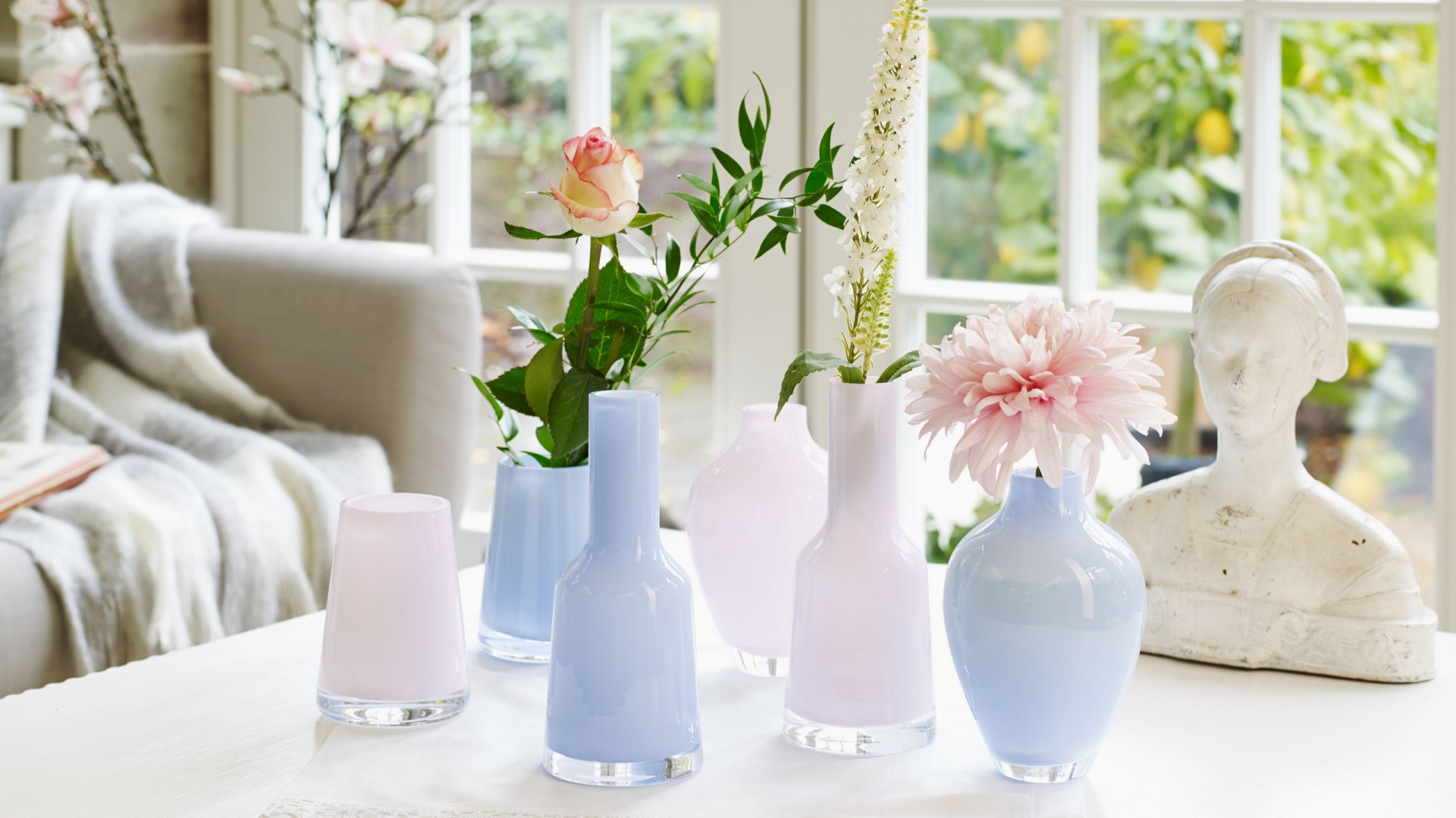 Ręcznie wykonane miniwazony Nek, Numa i Tiko Villeroy & Boch z dmuchanego szkła w odcieniach lovely rose oraz mellow blue. Można je dowolnie zestawiać tworząc dekoracyjne kompozycje. Fot. Villeroy & Boch