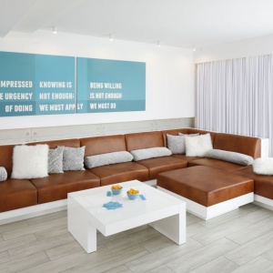 Nowoczesny salon urządzono w minimalistycznym stylu. Zamiast zdobnych dodatków dekoracyjnych ton aranżacji nadają geometryczne formy i kolory. Projekt: Dominik Respondek. Fot. Bartosz Jarosz