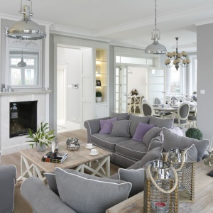 Salon urządzono w modnym tego lata stylu Hamptons. Jasną paletę barw dopełniają gustowne dodatki w stylu vintage oraz marynistyczne akcenty. Projekt: Maciejka Peszyńska-Drews. Fot. Bartosz Jarosz