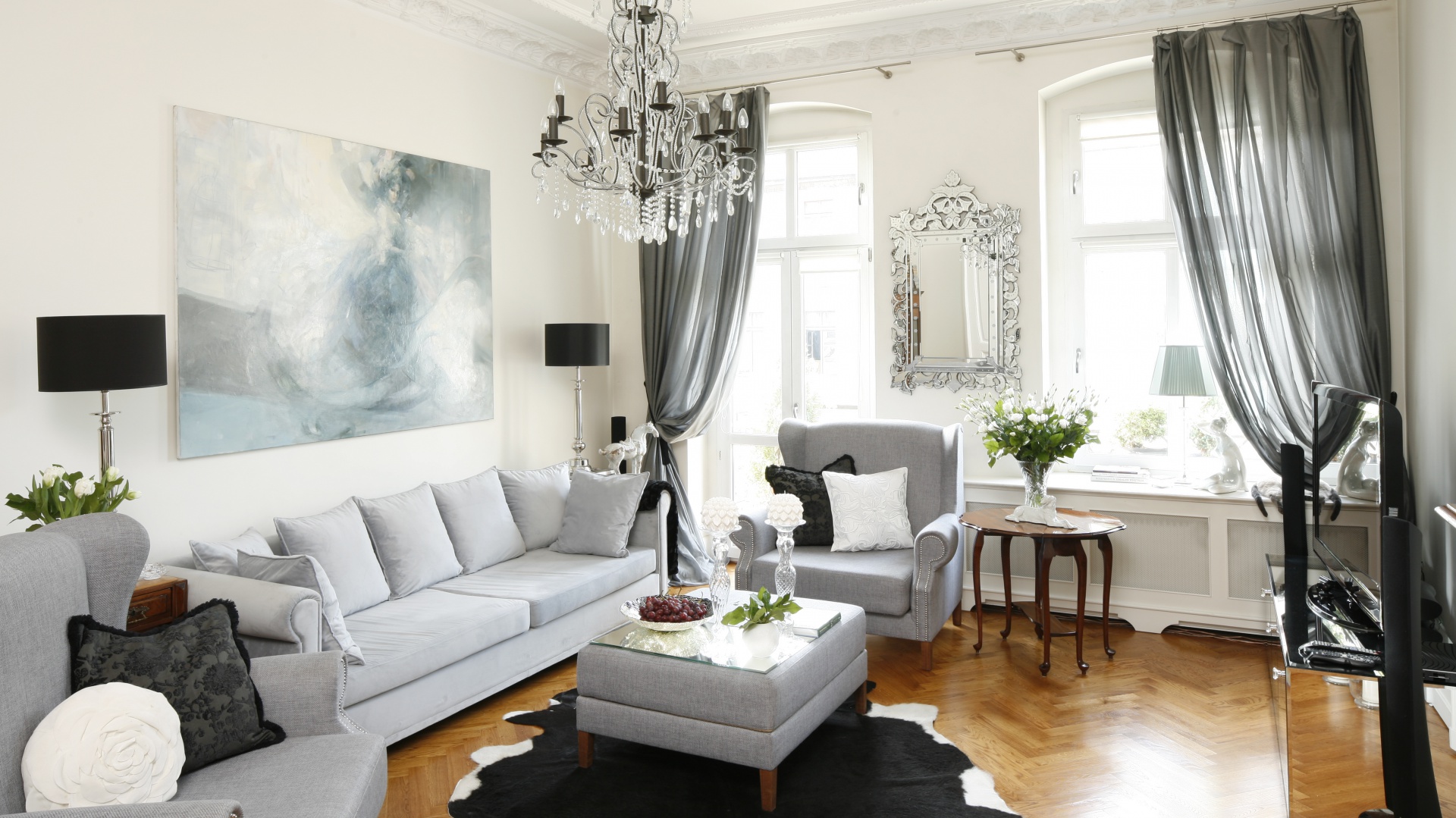 Po metamorfozie piękny szary salon wygląda elegancko, zachowała jednak styl starej kamienicy. Projekt: Iwona Kurkowska. Fot. Bartosz Jarosz