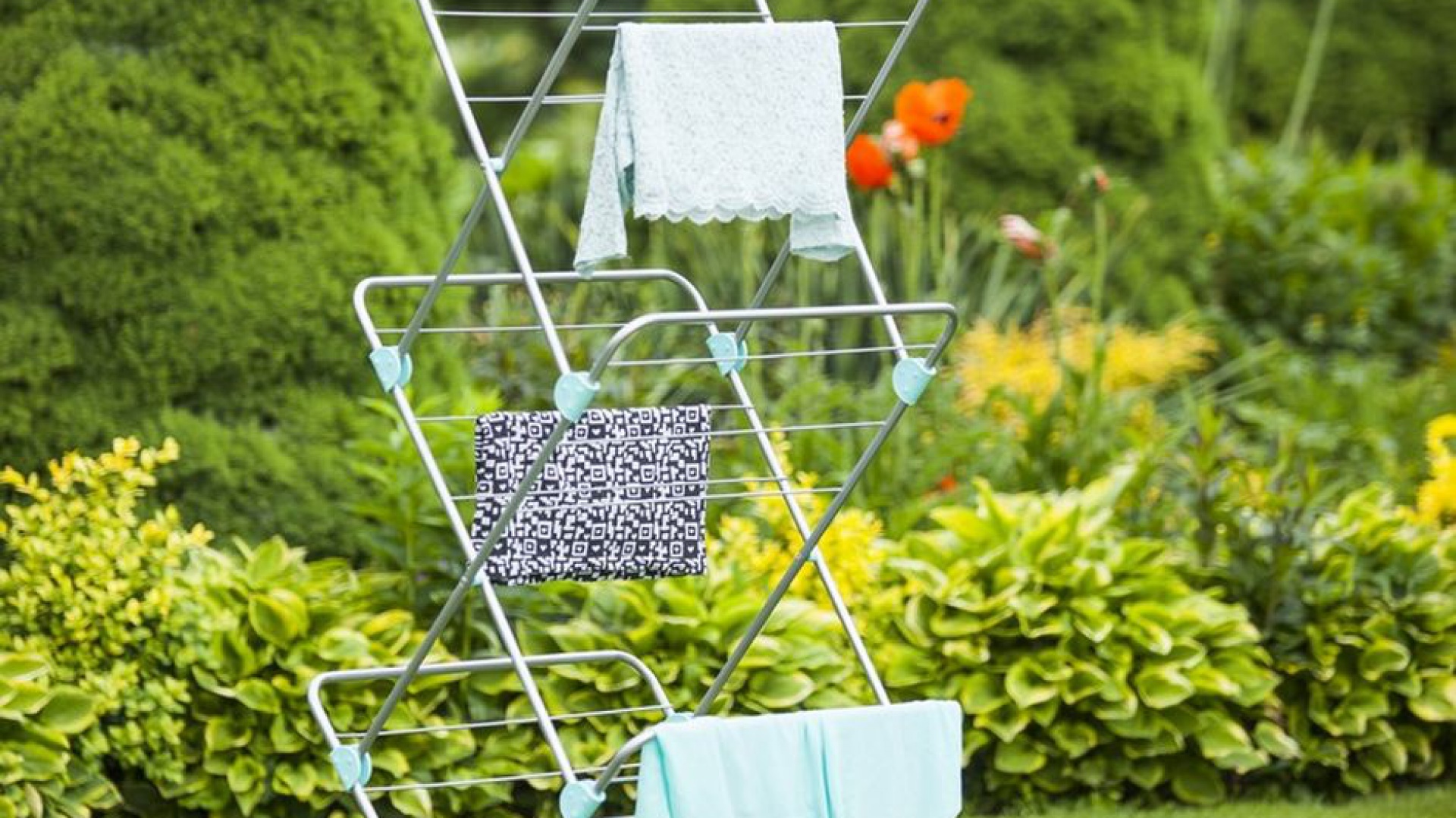 Suszarka balkonowa pionowa Lucy. Materiał: stal malowana
58x49,5x150 cm. Powierzchnia wieszania: 16 m
Cena 87,50 zł. Fot. Galicja