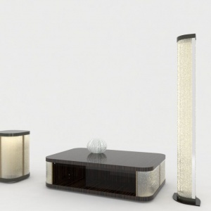 Stolik koktajlowy, pomocnik i lampa stojąca z kolekcji Mayfair marki Reflex wykonane z połączenia naturalnego drewna wykończonego na wysoki połysk oraz szklanych, okrągło zakończonych boków. Dzięki zastosowaniu strukturalnego szkła i oświetleniu LED meble po zmroku stają się dodatkowym źródłem nastrojowego światła. Fot. Galeria Heban