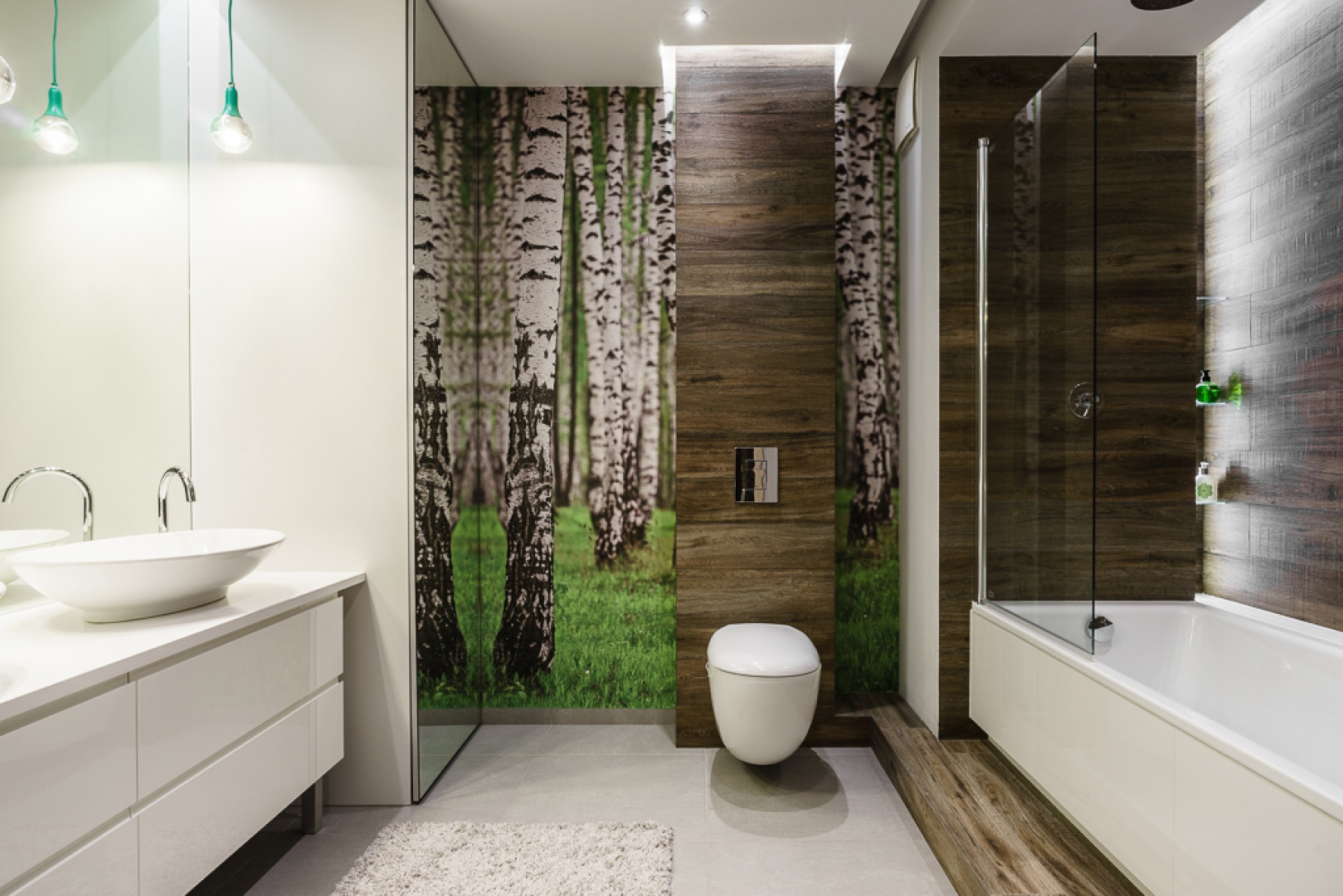 Obudowa stelaża wc pokryta drewnianą okleiną harmonizuje z leśną fototapetą. Projekt: Joanna Morkowska-Saj. Fot. Bartosz Jarosz