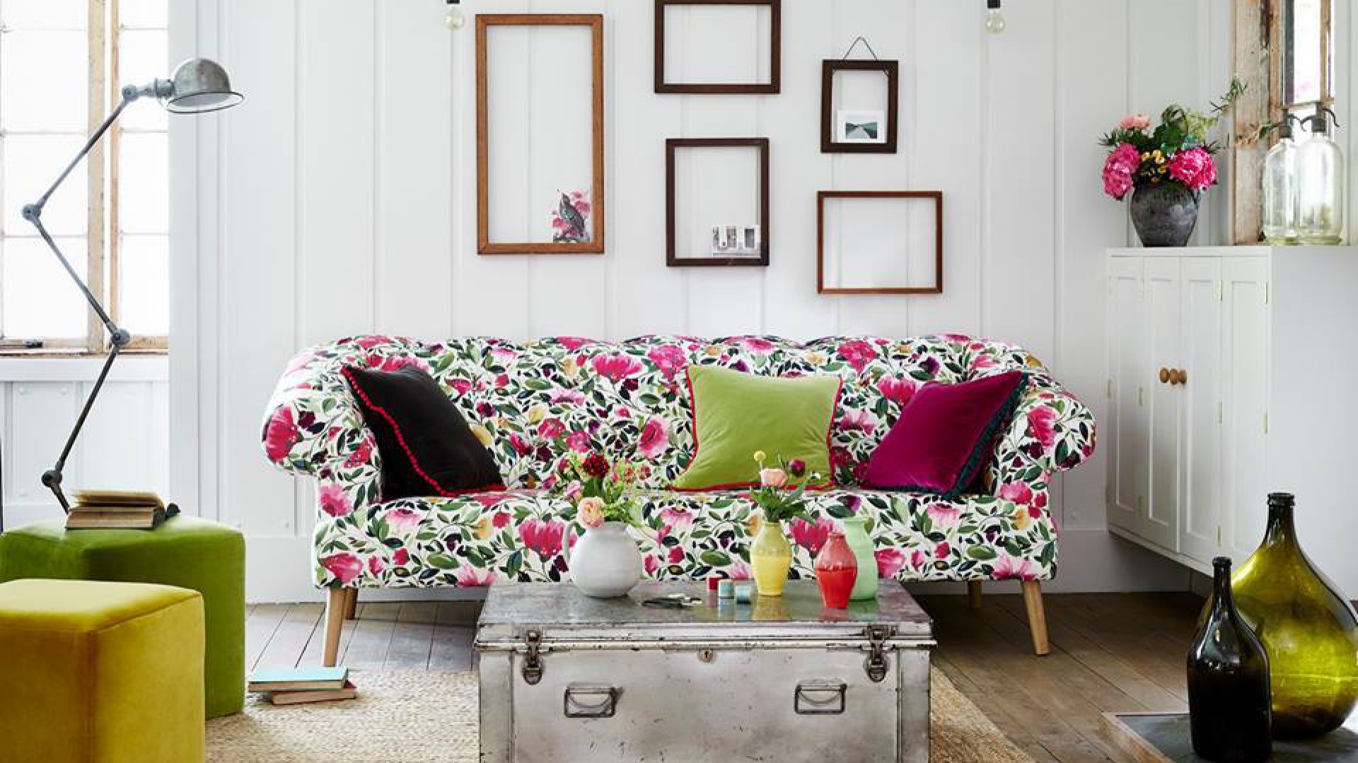 Tapicerka sofy z kwiecistym motywem. Fot. Długa Showroom