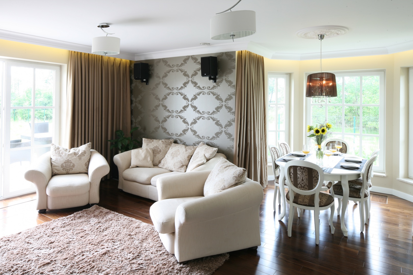 Elegancki klasyczny salon z elementami nowoczenymi zyskał klimat glamour. Projekt: Katarzyna Merta Korzniakow. Fot. Bartosz Jarosz