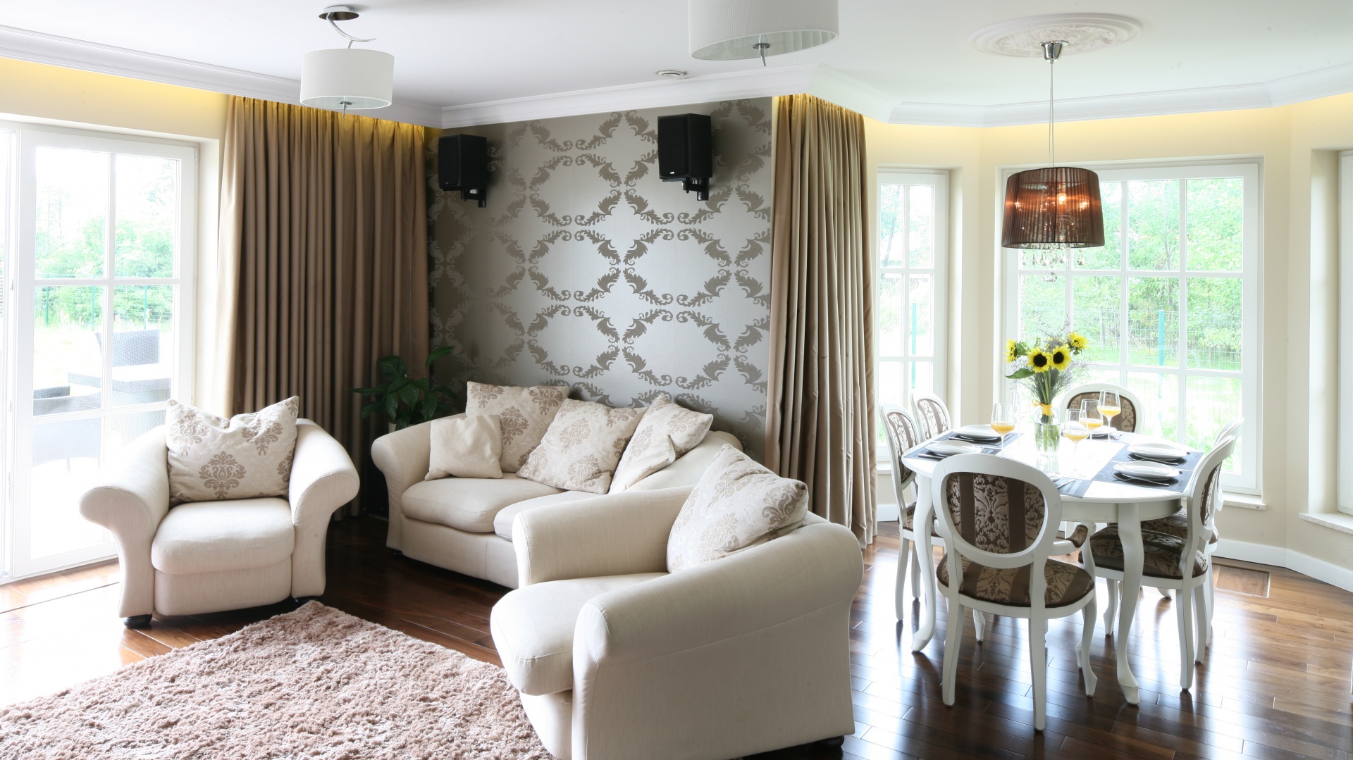 Elegancki klasyczny salon z elementami nowoczenymi zyskał klimat glamour. Projekt: Katarzyna Merta Korzniakow. Fot. Bartosz Jarosz