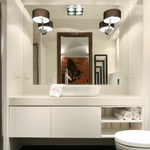 Elegancka białą łazienka delikatnie ocieplona została akcentami w kolorze brązowym. Projekt; Małgorzata Galewska. Fot. Bartosz Jarosz