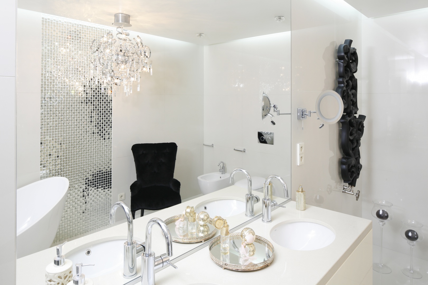 Piękna, bardzo elegancka biała łazienka, w której wzrok przyciągają kontrastujące czarne detale. Projekt: Katarzyna Uszok. Fot. Bartosz Jarosz