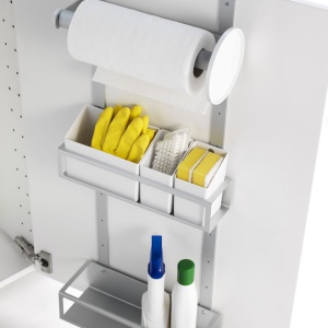 Praktyczny schowek montowany na drzwi Variera zapewnia dodatkowe miejsce do przechowywania w szafkach kuchennych. Wyposażony w dwie regulowane półki, 3 pojemniki na drobne przedmioty i uchwyt na papier kuchenny. Fot. IKEA