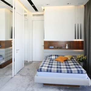 Sypialnia w stylu skandynawskim jest idealnym miejscem do odpoczynku od pracy i upałów. Projekt: Monika i Adam Bronikowscy. Fot. Bartosz Jarosz