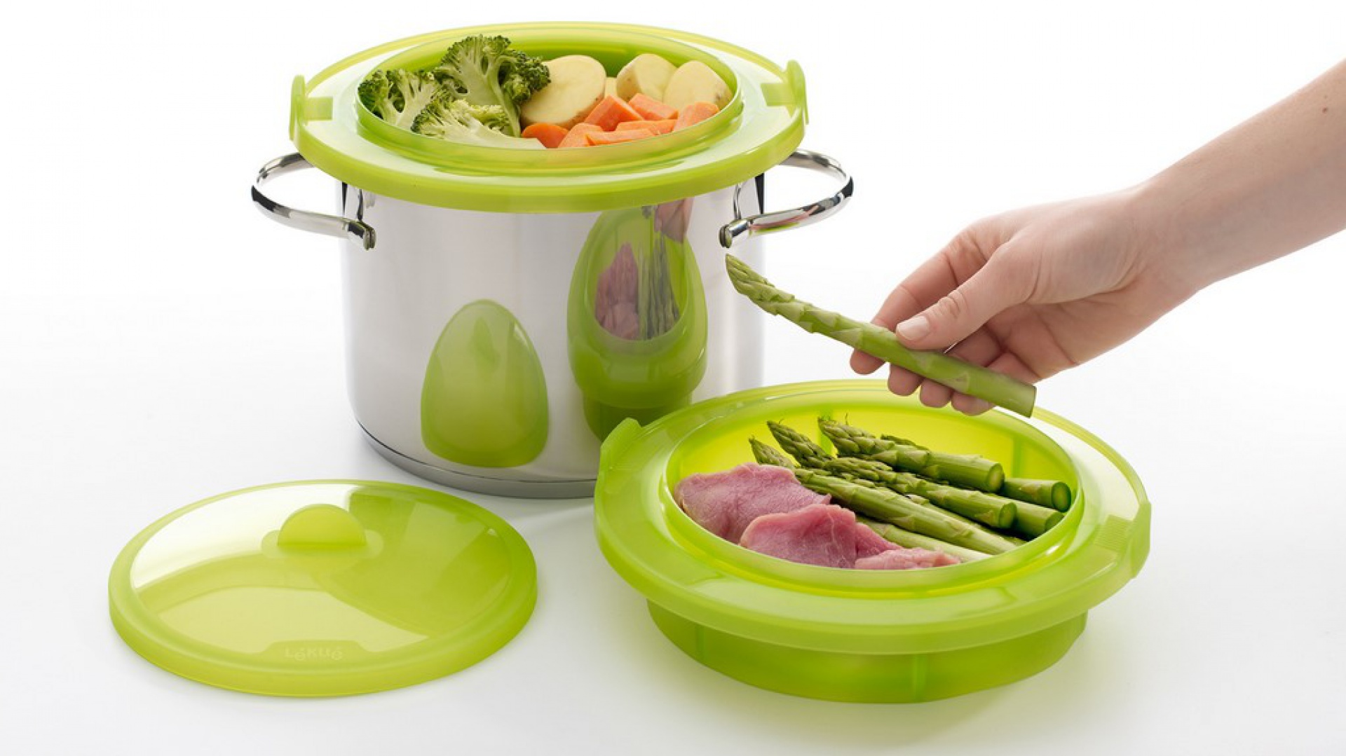Zielone naczynie steamer zestaw do gotowania na parze. Fot. Lekue