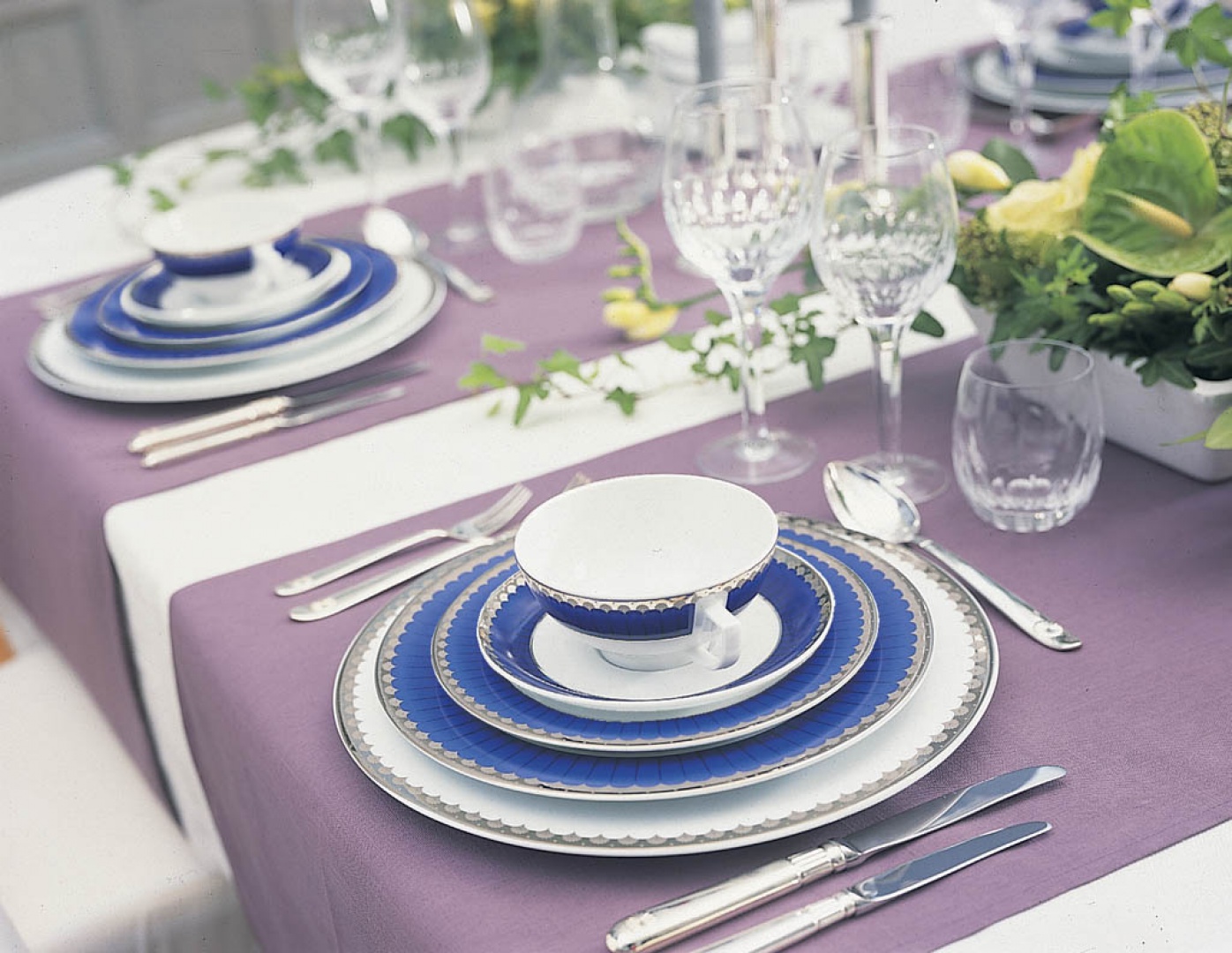 Serwis Marianne Royal Blue od Fyrklövern. Fot. Fyrklövern