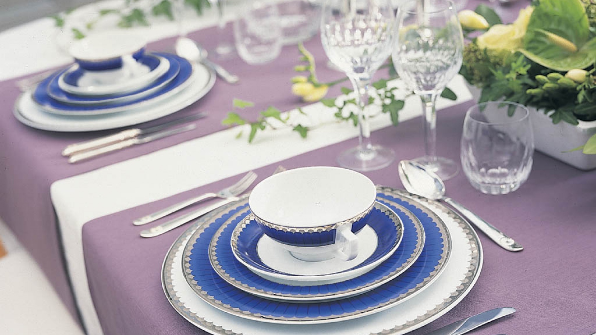 Serwis Marianne Royal Blue od Fyrklövern. Fot. Fyrklövern