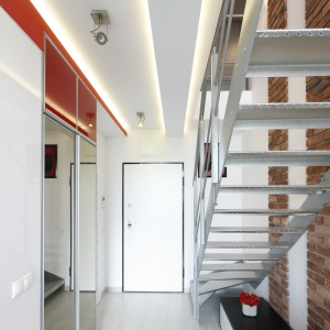 Metalowe stopnie i balustrada harmonizują z lekko loftowym charakterem wnętrza. Projekt: Monika Olejnik. Fot. Bartosz Jarosz