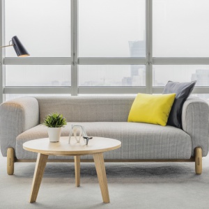 Sofa Mark zaprojektowana przez Design Anderssen & Voll łączy nowoczesną formę z detalami cechującymi skandynawskie wzornictwo. Prosty kształt mebla uzupelniony wyrazistą strukturą nóg, w całości wykonanych ze szlachetnego drewna. Od 3900 zł, Comforty, fot. materiały prasowe