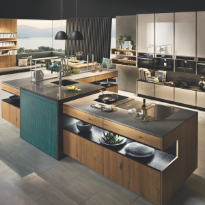 Kuchnia Scala marki Dan Kuchen to efektowne połączenie lakierowanych frontów w połysku i elementów drewna w naturalnym kolorze. Dystrybutor - Studio Prostych Form.