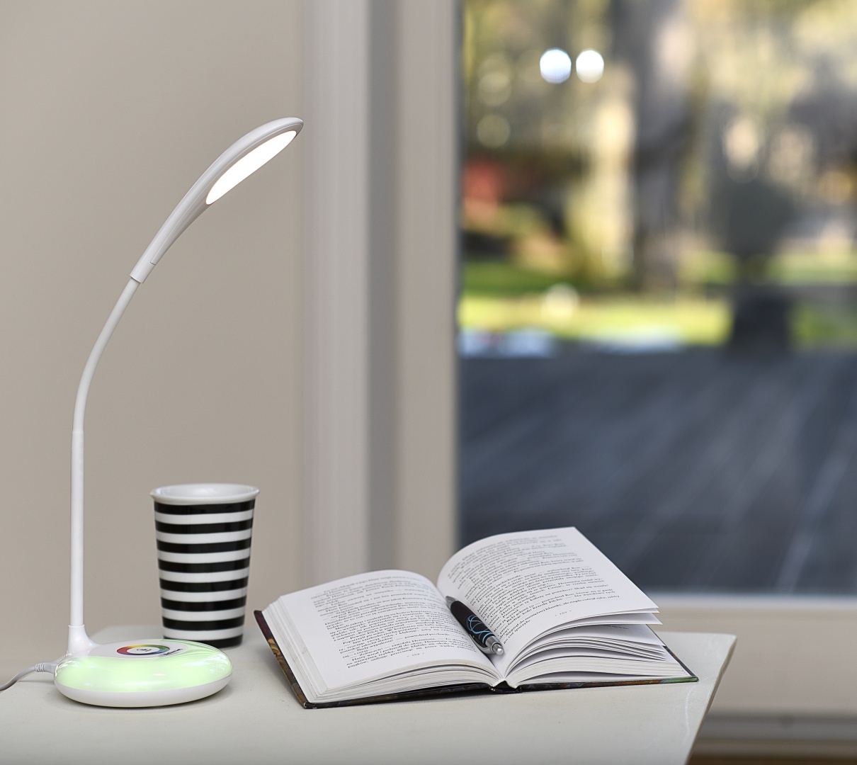 Lampka biurkowa LED WEGA RGB marki ActiveJet. Fot. ActiveJet
