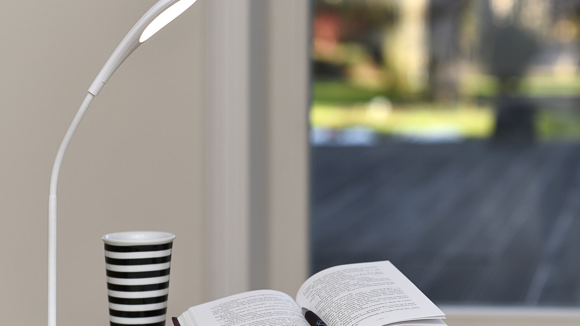 Lampka biurkowa LED WEGA RGB marki ActiveJet. Fot. ActiveJet