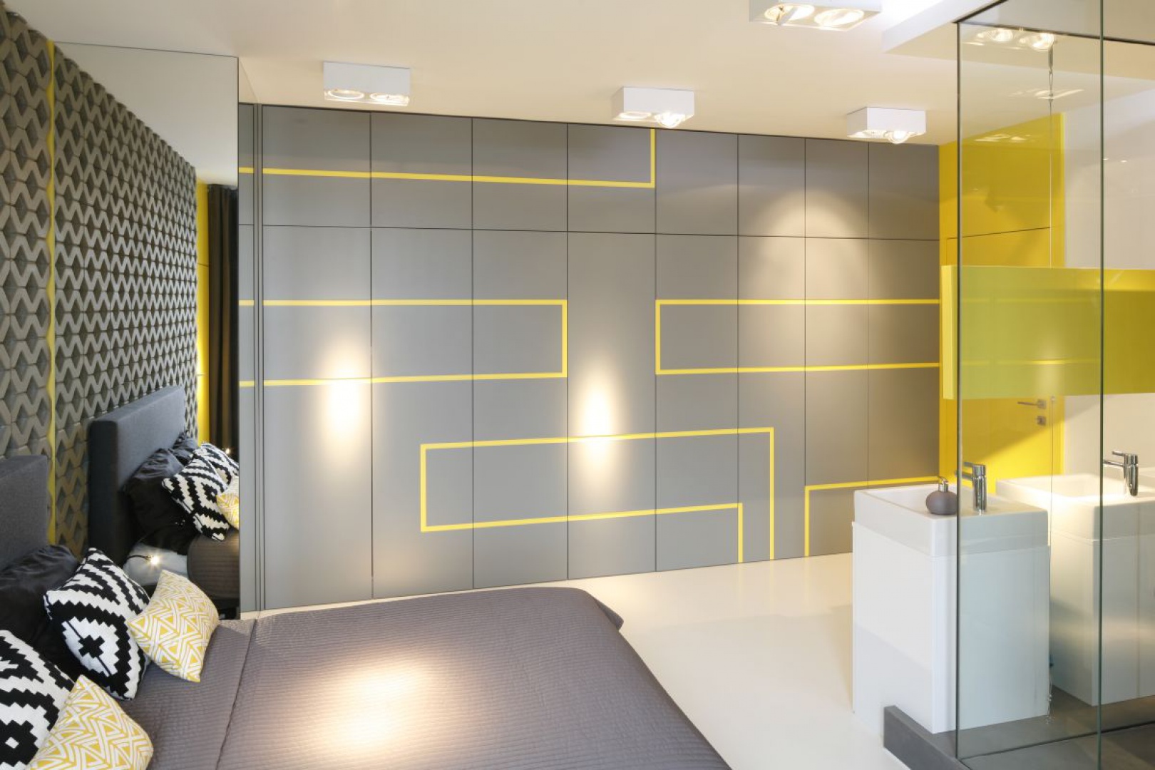 Na dużej szarej szafie projektanci umieścili żółte motywy w celu stworzenia harmonijnej całości. Proj. wnętrza Monika i Adam Bronikowscy, Hola Design. Fot. Bartosz Jarosz.