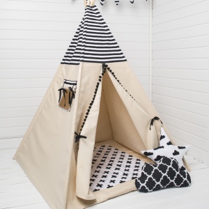 Namiot tipi Black & White. to połączenie podstawowych i minimalistycznych kolorów i wzorów. Góra namiotu obszyta jest bawełną w czarno-białe paski a wejście do namiotu ozdobione jest czarną taśmą z pomponami. W zestawie: tipi, pokrowiec na namiot, 4 sosnowe kije. 339 zł, Cozy Dots